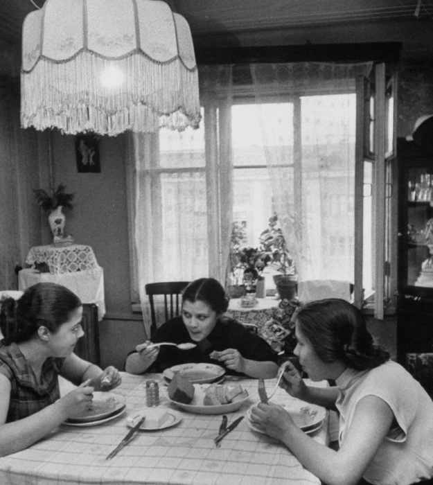 Три девушки, кушающие после учебы. СССР, Москва, 1956 год. Три девушки, кушающие после учебы. СССР, Москва, 1956 год.