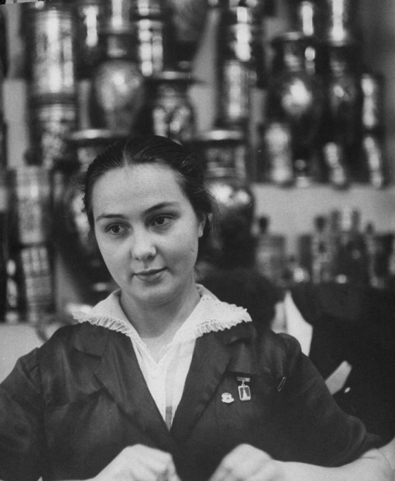 Девушка, работающая в универмаге продавщице. СССР, Москва, 1956 год. Девушка, работающая в универмаге продавщице. СССР, Москва, 1956 год.