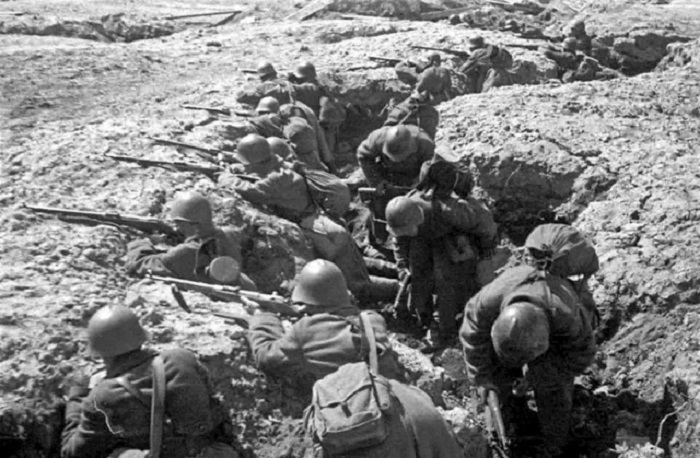 Советские войска в окопах на подступах к Ленинграду. Советские войска в окопах на подступах к Ленинграду.