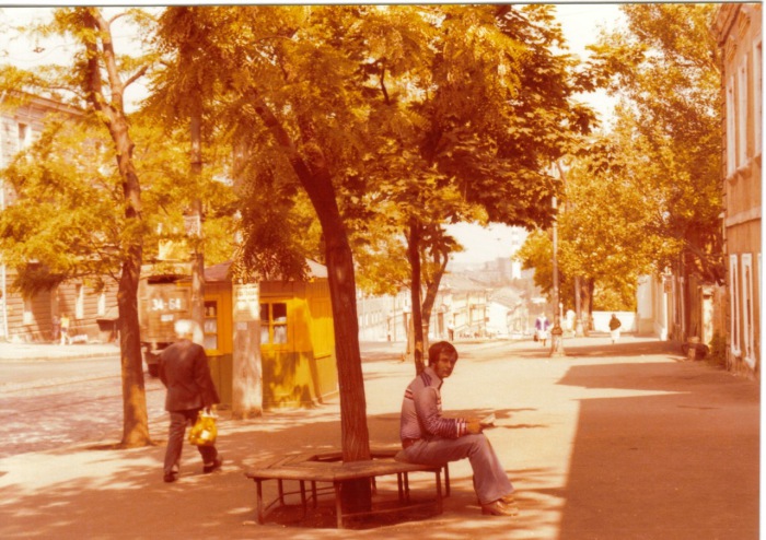 Мужчина читающий книгу на улице. СССР, Одесса, 1976 год. Мужчина читающий книгу на улице. СССР, Одесса, 1976 год.