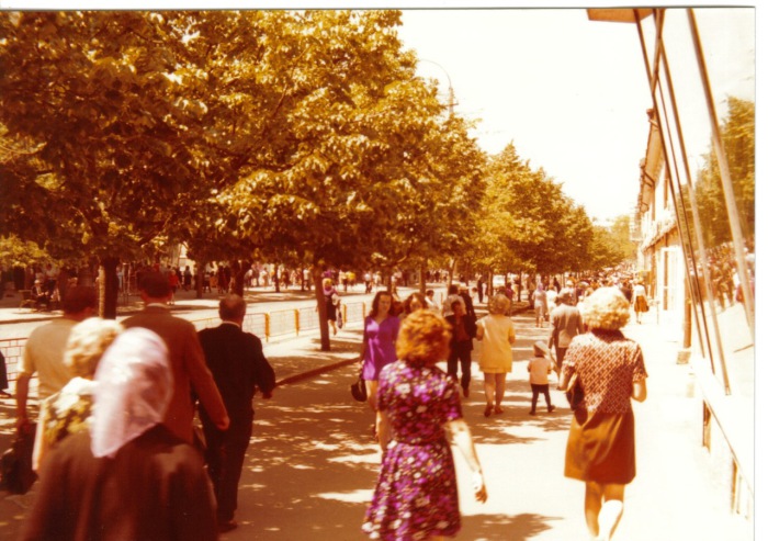 Одесситки, идущие по улице в летних платьях. СССР, Одесса, 1976 год. Одесситки, идущие по улице в летних платьях. СССР, Одесса, 1976 год.