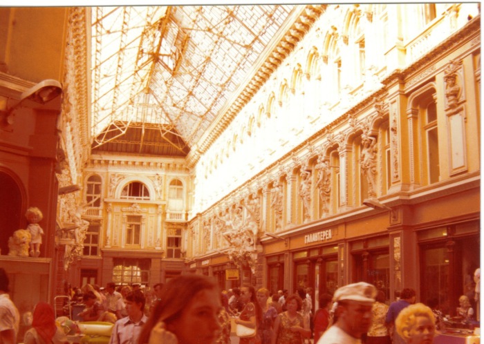 Торговые ряды в гостинице Пассаж. СССР, Одесса, 1976 год. Торговые ряды в гостинице Пассаж. СССР, Одесса, 1976 год.