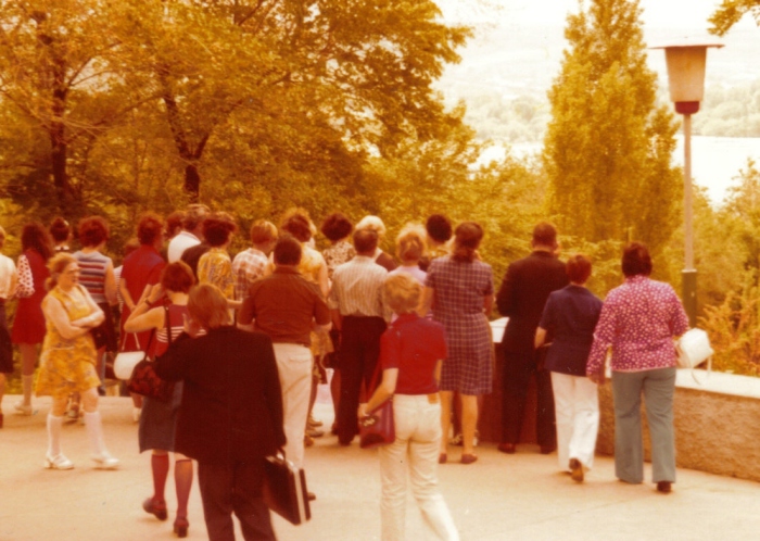 Группа туристов неподалеку от порта. СССР, Одесса, 1976 год. Группа туристов неподалеку от порта. СССР, Одесса, 1976 год.