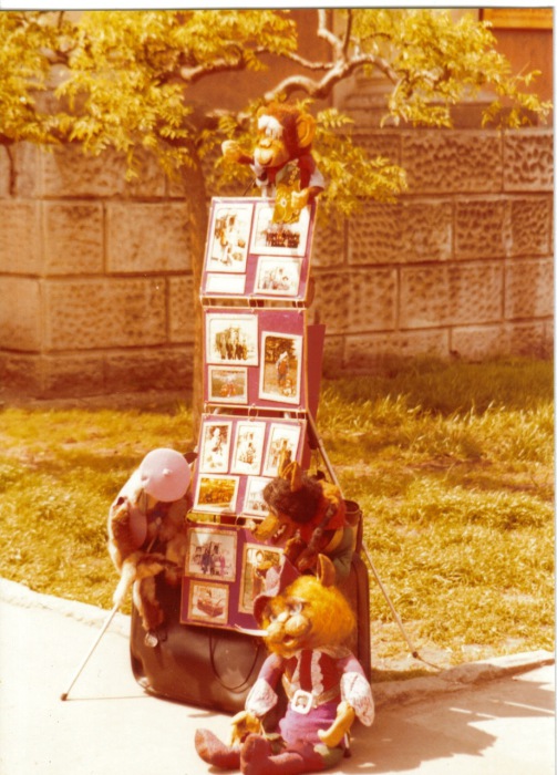 Уличное фотоателье неподалеку от Дерибасовской улицы. СССР, Одесса, 1976 год. Уличное фотоателье неподалеку от Дерибасовской улицы. СССР, Одесса, 1976 год.