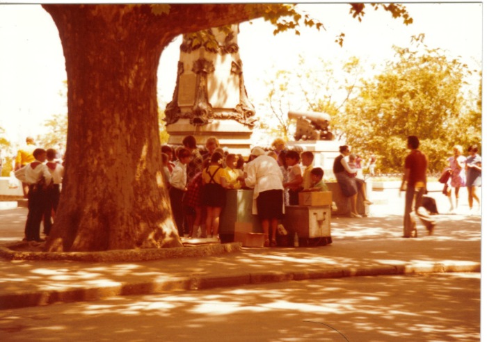 Толпы детей, покупающих мороженое в парке. СССР, Одесса, 1976 год. Толпы детей, покупающих мороженое в парке. СССР, Одесса, 1976 год.