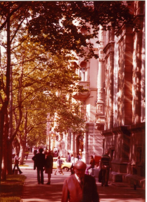 Одна из старинных улиц Одессы. СССР, Одесса, 1976 год. Одна из старинных улиц Одессы. СССР, Одесса, 1976 год.