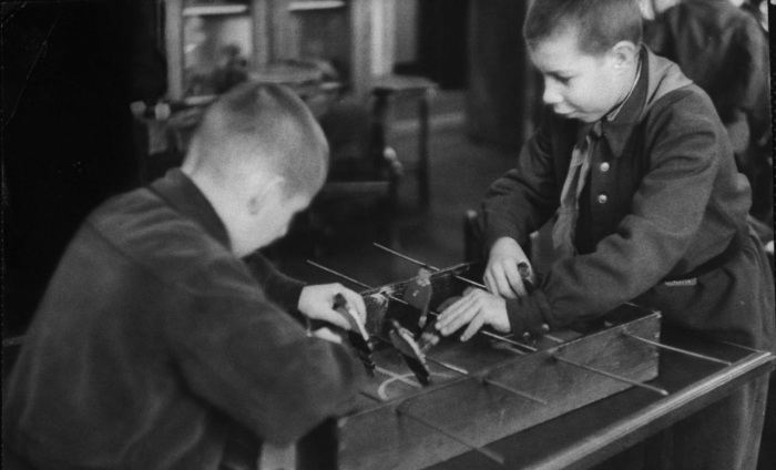 Дети, играющие в настольный футбол. СССР, Москва, 1955 год. Дети, играющие в настольный футбол. СССР, Москва, 1955 год.