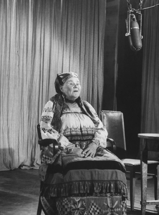 ТВ сказительница рассказывает сказки в детской программе. СССР, Москва, 1955 год. ТВ сказительница рассказывает сказки в детской программе. СССР, Москва, 1955 год.