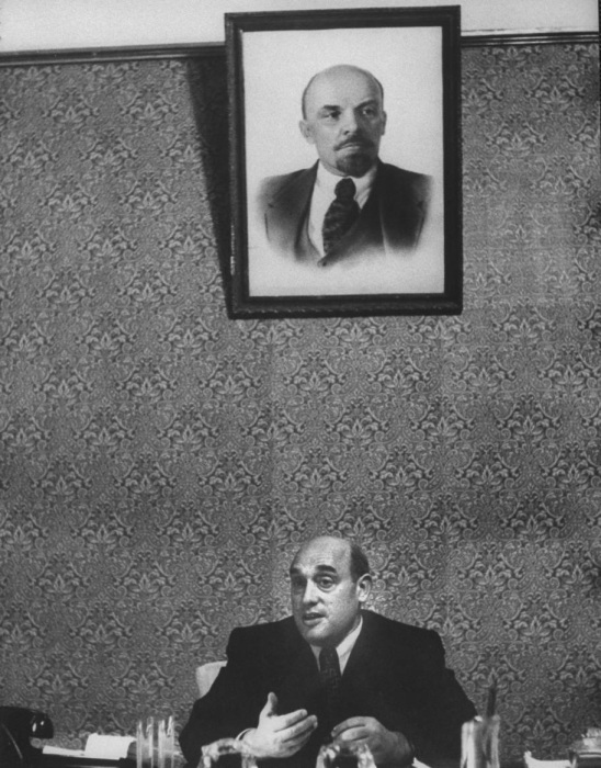 Ректор Школы-Студии МХАТ имени В. И. Немировича-Данченко. СССР, Москва, 1955 год." Ректор Школы-Студии МХАТ имени В. И. Немировича-Данченко. СССР, Москва, 1955 год."