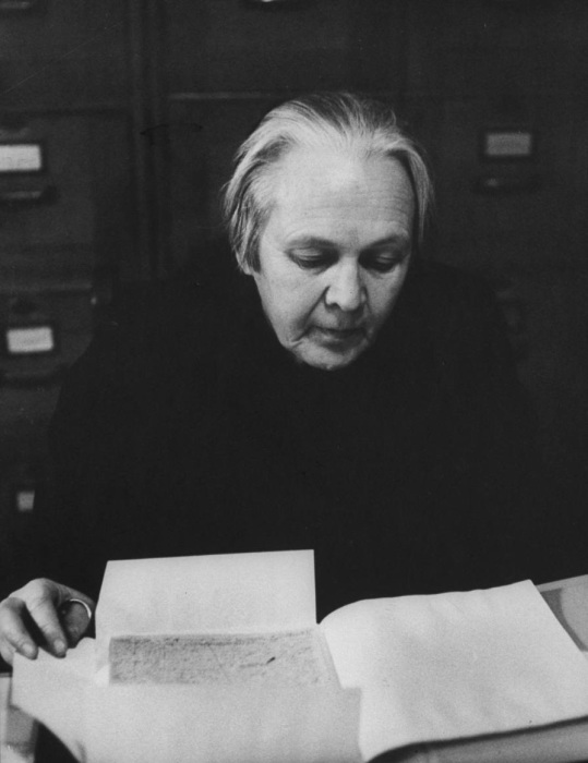 Екатерина Гусева, изучающая архивы. СССР, Москва, 1955 год. Екатерина Гусева, изучающая архивы. СССР, Москва, 1955 год.