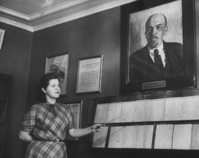 Комментарии Ленина о Толстом хранящиеся в музее под портретом коммунистического лидера. СССР, Москва, 1955 год. Комментарии Ленина о Толстом хранящиеся в музее под портретом коммунистического лидера. СССР, Москва, 1955 год.