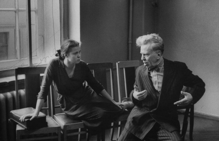 Педагог в школе-студии МХАТ, обучающий студентов актерскому мастерству. СССР, Москва, 1955 год. Педагог в школе-студии МХАТ, обучающий студентов актерскому мастерству. СССР, Москва, 1955 год.