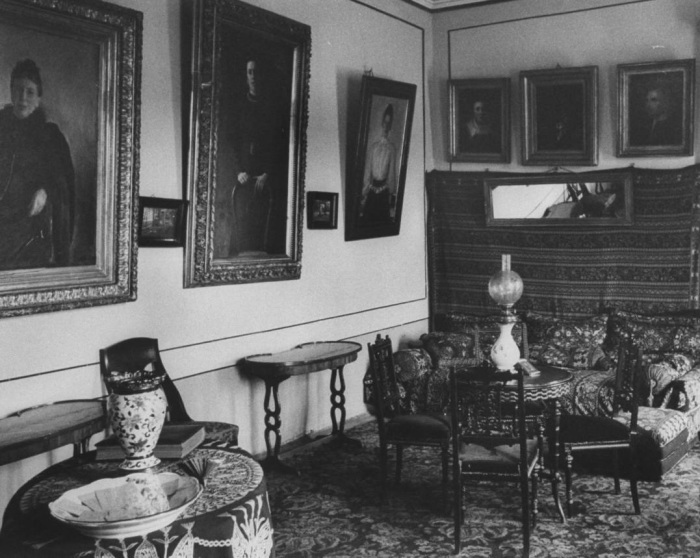 Интерьер в музее Льва Толстого. СССР, Москва, 1955 год. Интерьер в музее Льва Толстого. СССР, Москва, 1955 год.