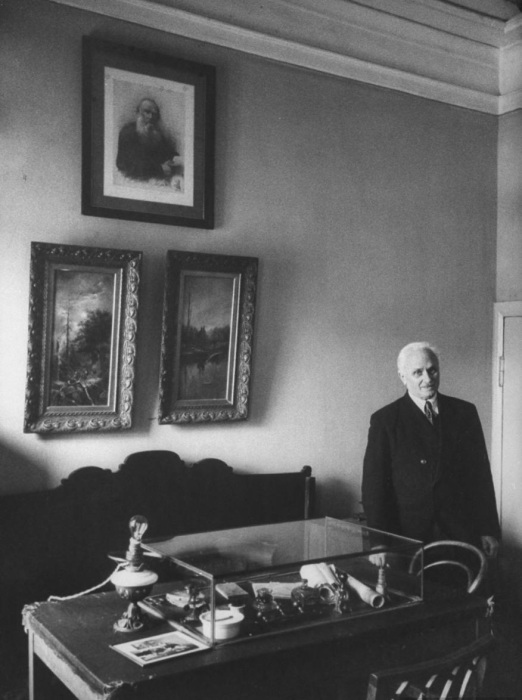 Директор музея-усадьбы Ясной поляны Валентин Булгаков. СССР, Москва, 1955 год. Директор музея-усадьбы Ясной поляны Валентин Булгаков. СССР, Москва, 1955 год.