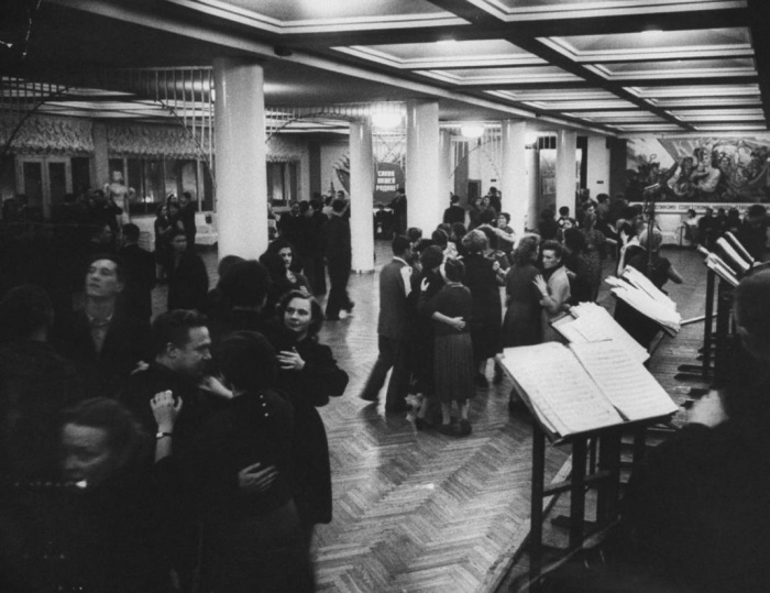 Репетиция в школе бальных танцев. СССР, Москва, 1955 год. Репетиция в школе бальных танцев. СССР, Москва, 1955 год.