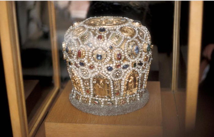 Тиара патриарха на выставке. СССР, Москва, 1959 год. Тиара патриарха на выставке. СССР, Москва, 1959 год.