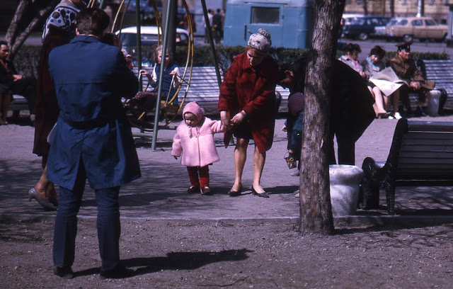 На детской площадке гуляют и взрослые, и дети. На детской площадке гуляют и взрослые, и дети.