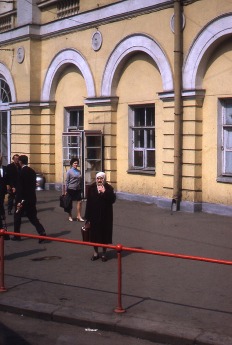 Бабушка приехала в столицу в гости. Бабушка приехала в столицу в гости.