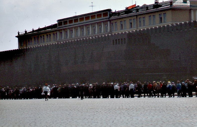 Огромное количество людей каждый день посещали вождя. Огромное количество людей каждый день посещали вождя.