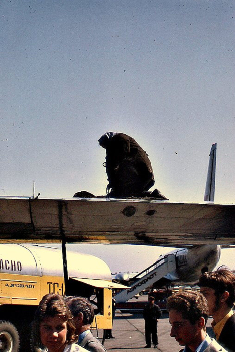 Жизнь ни на минуту не останавливается, все бурлит, все кипит. Жизнь ни на минуту не останавливается, все бурлит, все кипит.