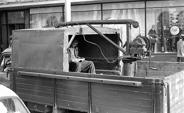 Машина с укрытием для перевозки рабочих. Машина с укрытием для перевозки рабочих.