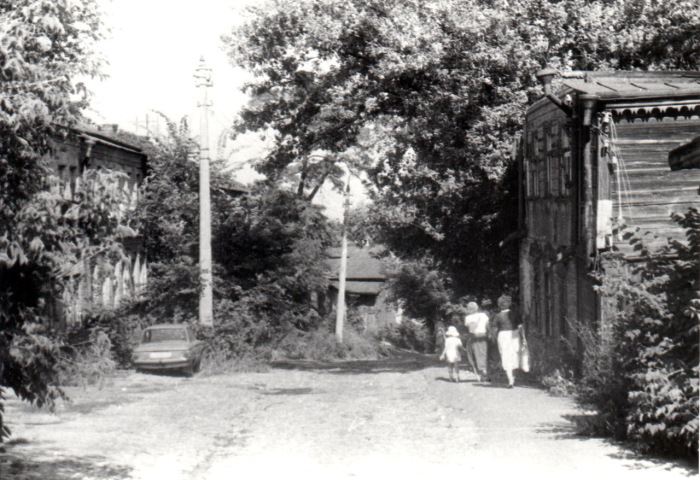 Покрытая зеленью улица Олеговская. Киев,1987 год. Покрытая зеленью улица Олеговская. Киев,1987 год.