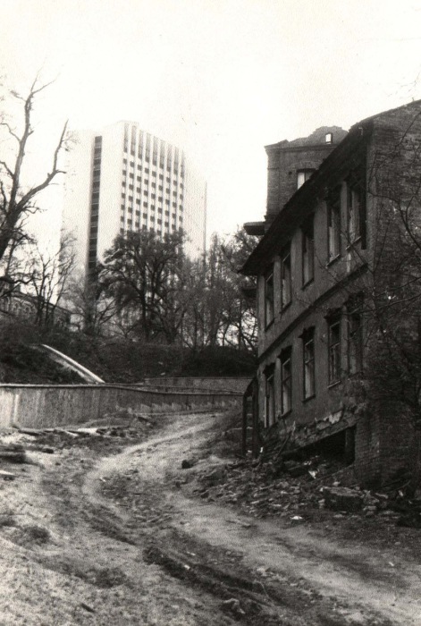 Полуразрушенный дом на улице Петровская. Киев, 1987 год. Полуразрушенный дом на улице Петровская. Киев, 1987 год.