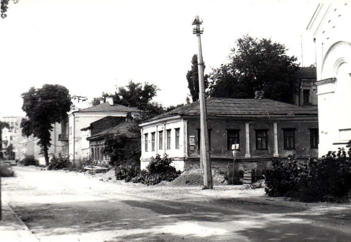 Дома на пустующей улице. Киев, 1986 год. Дома на пустующей улице. Киев, 1986 год.