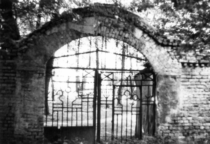 Вход на давно закрытое Щекавицкое кладбище. Киев, 1987 год Вход на давно закрытое Щекавицкое кладбище. Киев, 1987 год