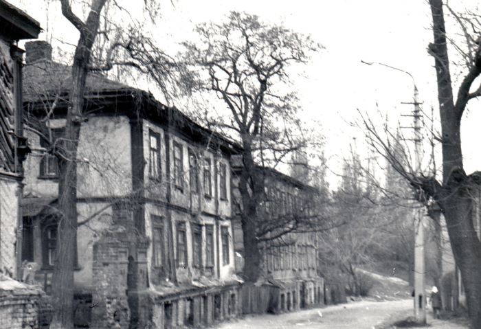 Старые дома в начале Олеговской улицы по левой стороне. Киев, 1987 год. Старые дома в начале Олеговской улицы по левой стороне. Киев, 1987 год.