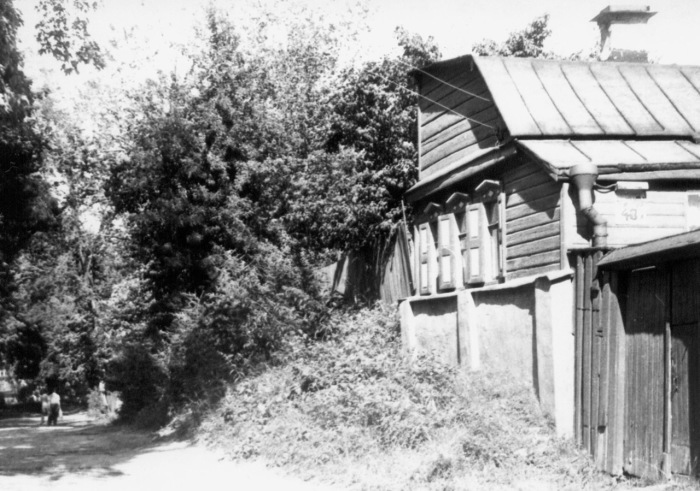 Полуразрушенный дом в начале Олеговской улицы. Киев, 1987 год. Полуразрушенный дом в начале Олеговской улицы. Киев, 1987 год.