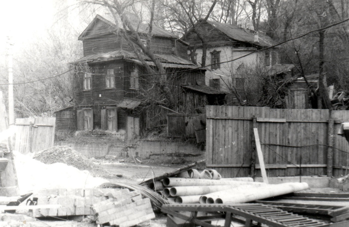 Старый особняк в аварийном состоянии по улице Петровская. Киев, 1986 год. Старый особняк в аварийном состоянии по улице Петровская. Киев, 1986 год.