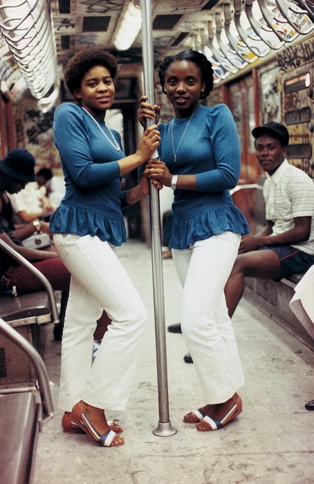 Девушки в метро Девушки в метро