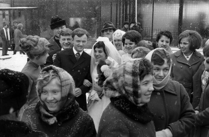 После церемонии бракосочетания. СССР, Иркутск, 1972 год. После церемонии бракосочетания. СССР, Иркутск, 1972 год.