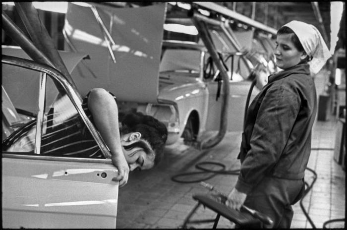 Сборочная линия на автозаводе Москвич. СССР, Москва, 1972 год. Сборочная линия на автозаводе Москвич. СССР, Москва, 1972 год.