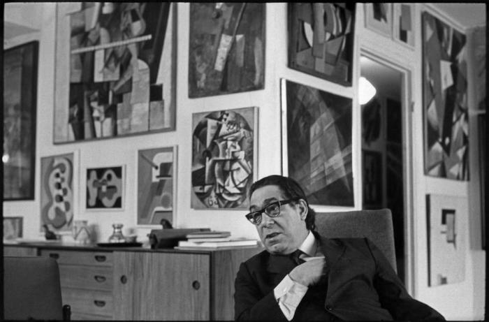 Коллекционер Георгий Дионисович Костаки у себя дома. СССР, Москва, 1972 год. Коллекционер Георгий Дионисович Костаки у себя дома. СССР, Москва, 1972 год.