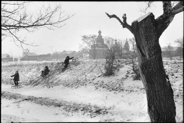 Дети, катающиеся с горки на санках. СССР, Суздаль, 1972 год. Дети, катающиеся с горки на санках. СССР, Суздаль, 1972 год.