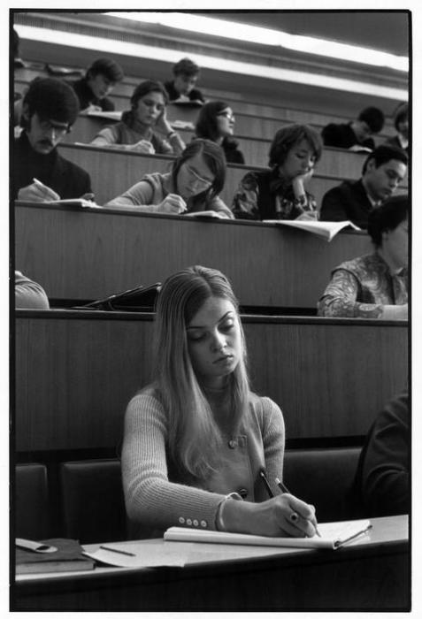 Студенты МГУ, пишущие лекцию. СССР, Москва, 1972 год. Студенты МГУ, пишущие лекцию. СССР, Москва, 1972 год.