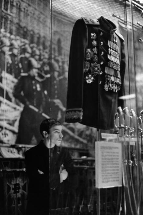 Маршальский китель в музее Советской Армии. СССР, Москва, 1972 год. Маршальский китель в музее Советской Армии. СССР, Москва, 1972 год.