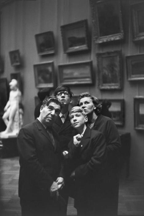 Люди, восхищающиеся экспозициями в Третьяковской галерее. СССР, Москва, 1972 год. Люди, восхищающиеся экспозициями в Третьяковской галерее. СССР, Москва, 1972 год.