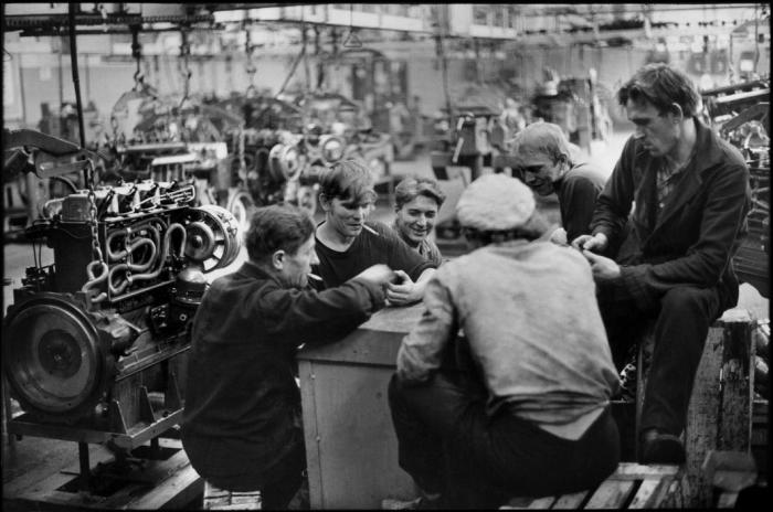 Перерыв на тракторном заводе. СССР, Владимир, 1972 год. Перерыв на тракторном заводе. СССР, Владимир, 1972 год.