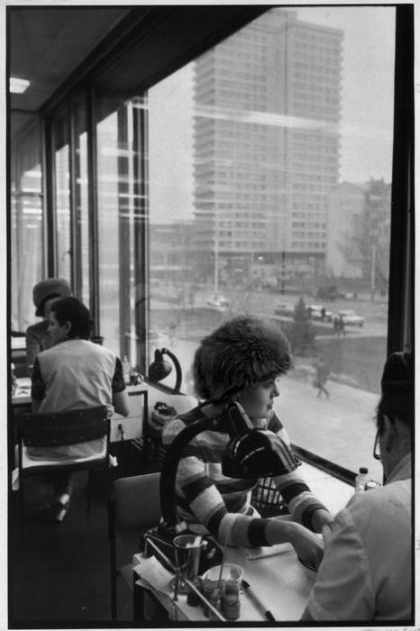 Девушка в салоне красоты Чародейка. СССР, Москва, Арбат, 1972 год. Девушка в салоне красоты Чародейка. СССР, Москва, Арбат, 1972 год.