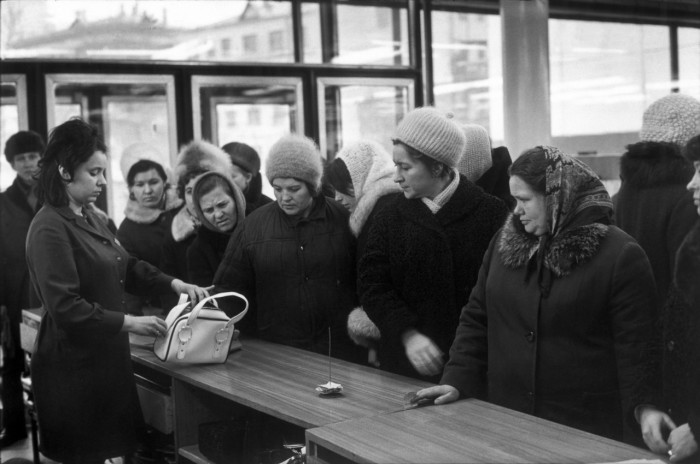 Очередь в магазине на Арбате. СССР, Москва, Арбат, 1972 год. Очередь в магазине на Арбате. СССР, Москва, Арбат, 1972 год.