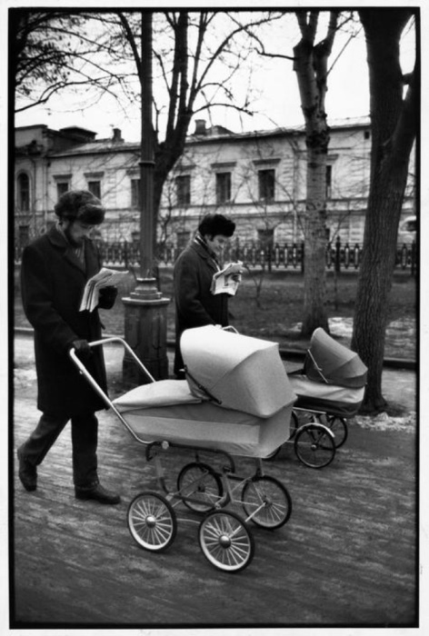 Мужчины, гуляющие с детьми. СССР, Москва, 1972 год. Мужчины, гуляющие с детьми. СССР, Москва, 1972 год.