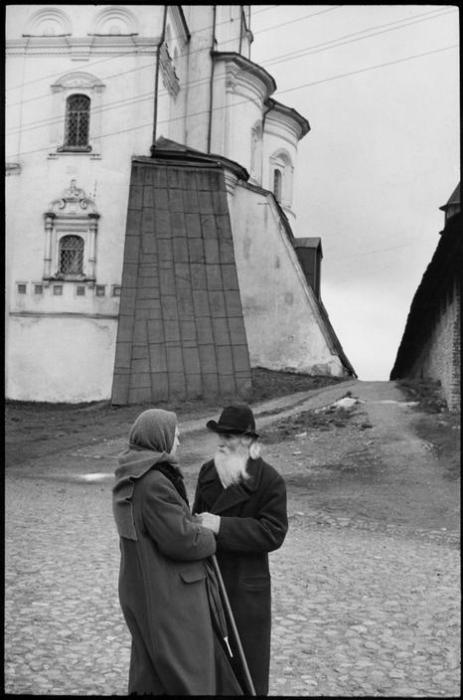 Уличная сцена возле храма. СССР, Псков, 1972 год. Уличная сцена возле храма. СССР, Псков, 1972 год.