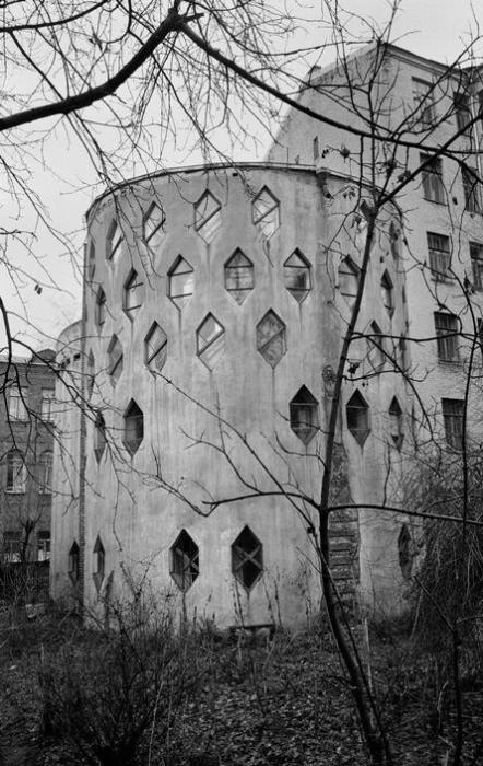 Дом, построенный советским архитектором Константином Степановичем Мельниковым. СССР, Москва, 1972 год. Дом, построенный советским архитектором Константином Степановичем Мельниковым. СССР, Москва, 1972 год.