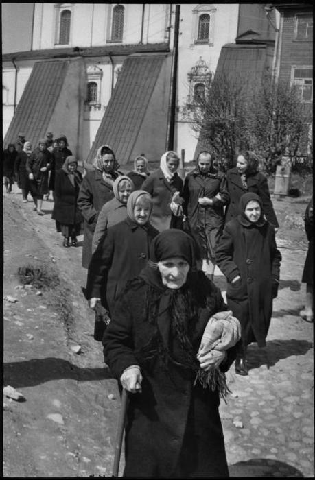 Возле собора после богослужения. СССР, Псков, 1972 год. Возле собора после богослужения. СССР, Псков, 1972 год.