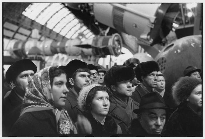 Группа посетителей в космическом павильоне ВДНХ. СССР, Москва, 1972 год. Группа посетителей в космическом павильоне ВДНХ. СССР, Москва, 1972 год.