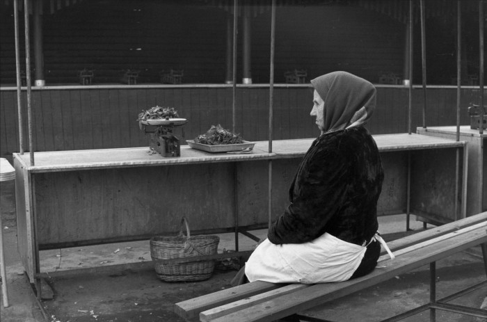 Бабушка, торгующая на рынке. СССР, Псков, 1972 год. Бабушка, торгующая на рынке. СССР, Псков, 1972 год.