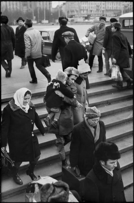 Люди, спускающиеся в метро. СССР, Москва, 1972 год. Люди, спускающиеся в метро. СССР, Москва, 1972 год.